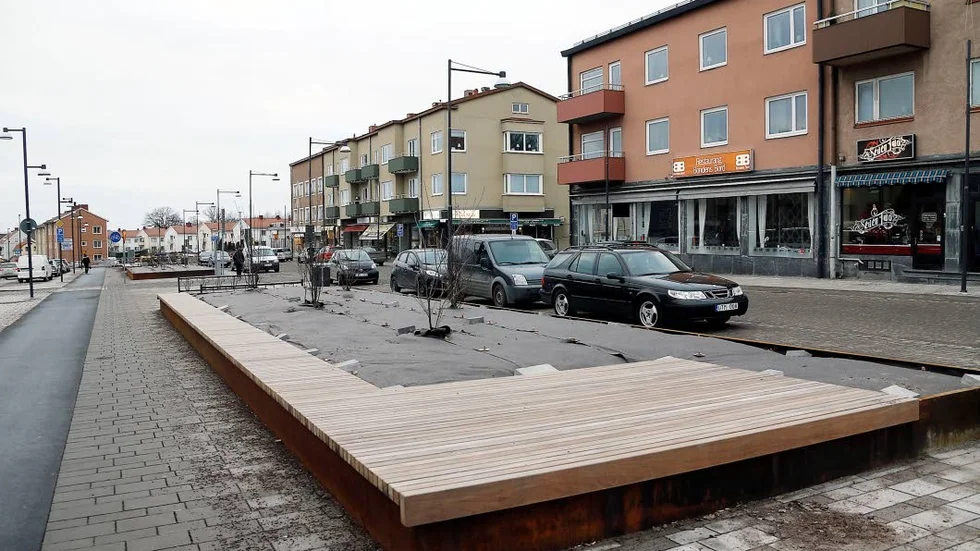 Februari. Ombyggnaden av Drottningplan blev dyrare än beräknat.