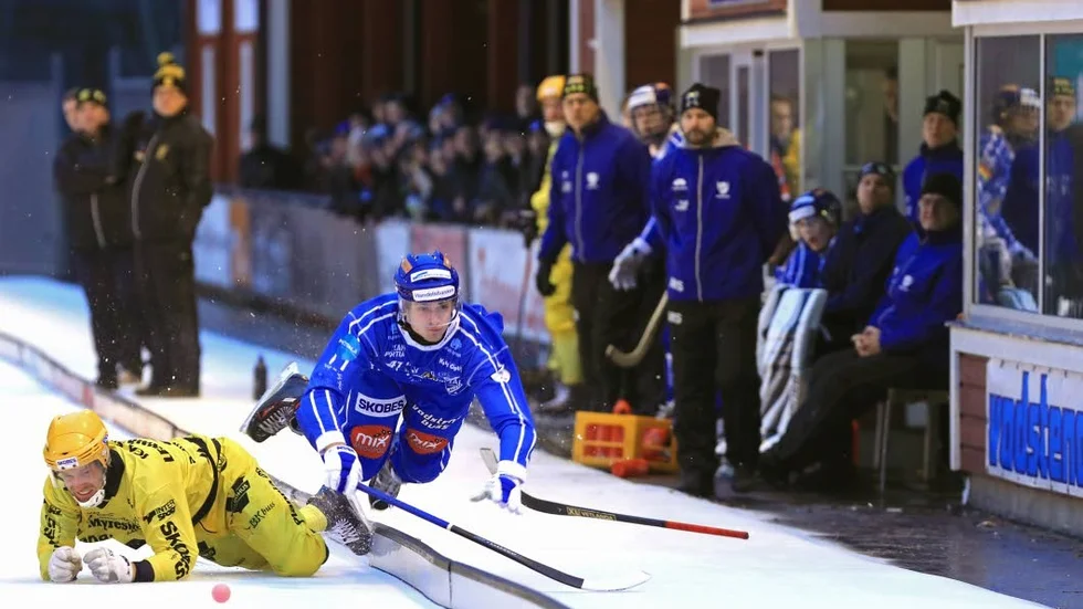 Tvärstopp. Elias Gillgren bjuds på en flygtur. Vetlandas starka inledning avgjorde annandagsmatchen inför storpubliken på XL Bygg-arena.