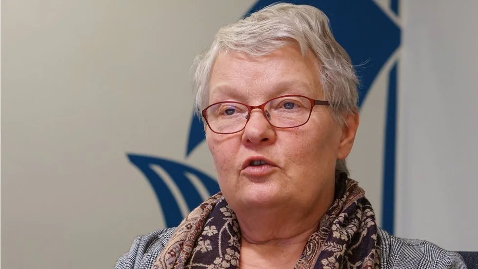 Ingela Svensson (C) säger att man med facit i hand borde ha höjt priserna på äldrematen successivt i små steg.