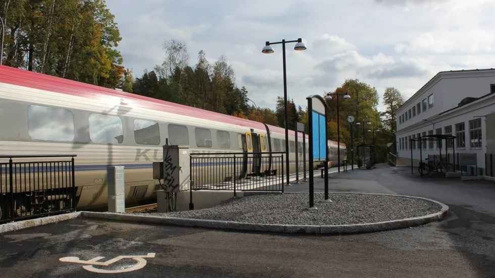 Det dröjer med el till Överums station.