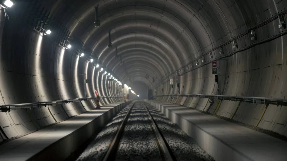 Tunneln genom Hallandsåsen är ett exempel på när analyser slagit fel, skriver ledarskribenten.