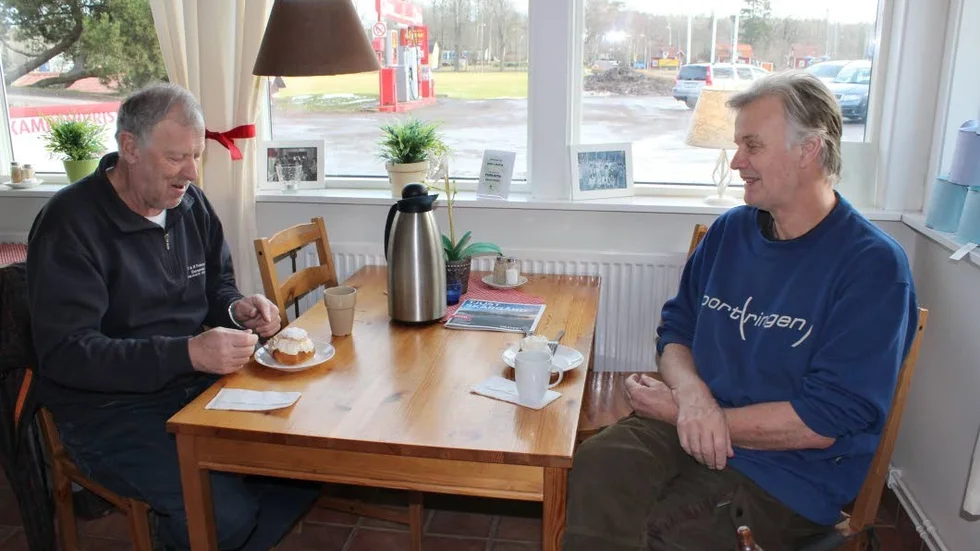 Bertil Johansson och Göran Carlsson unnar sig varsin semla till förmiddagsfikat.
