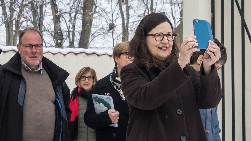 IMPONERAD. Statsrådet Anna Ekström (S) imponerades av alla kulturbyggnader i Vadstena. Här fotograferar hon Trefaldighetsgården.