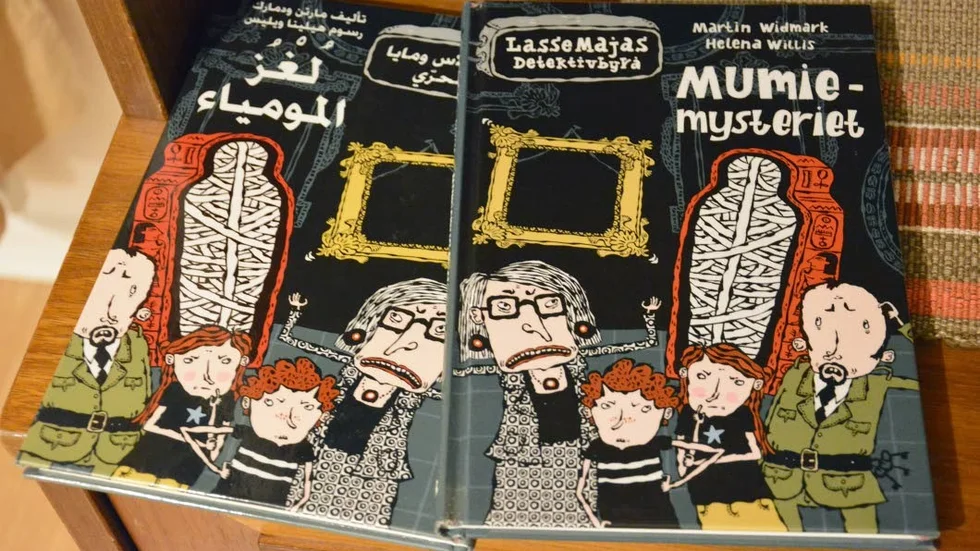 Barnen lånar alltid hem böcker både på svenska och arabiska, på så sätt kan hela familjen läsa och lära sig tillsammans.