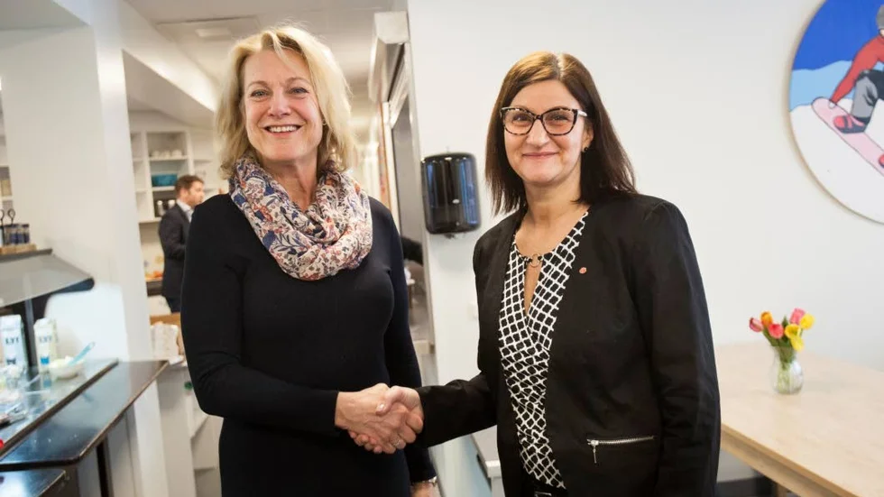 Gunilla Brynell Johansson, styrelseordförande på Tillväxt Motala och Camilla Egberth (S), kommunstyrelsens ordförande gjorde ett handslag för att tillsammans arbeta för ett bättre företagsklimat i kommunen.