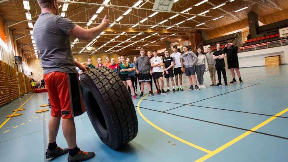 Instruktion. Genom att välta däcket  framåt slipper man lyfta hela däckets tyngd men ändå få bra styrketräning.