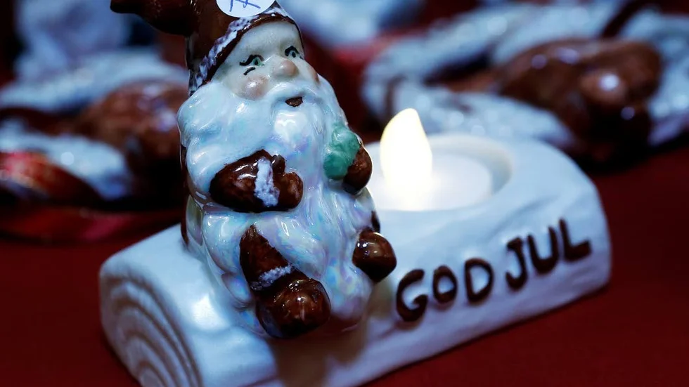 En av Ulla Bengtssons handmålade tomtar önskar God Jul.