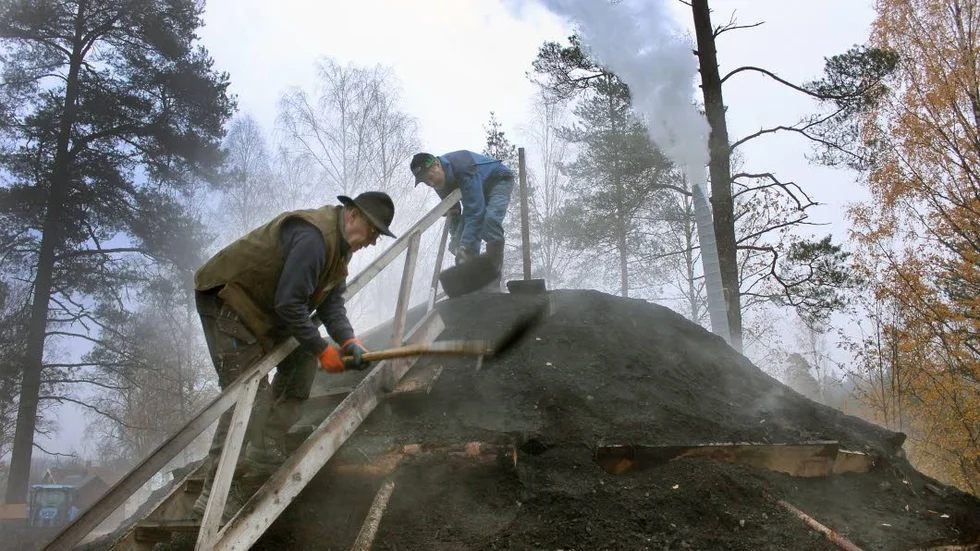 Karl-Åke ”Kåke” Bäckmark och Per-Inge Nilsson är några av alla dem som sköter om kolmilan i Hulthorva, Hallingeberg.