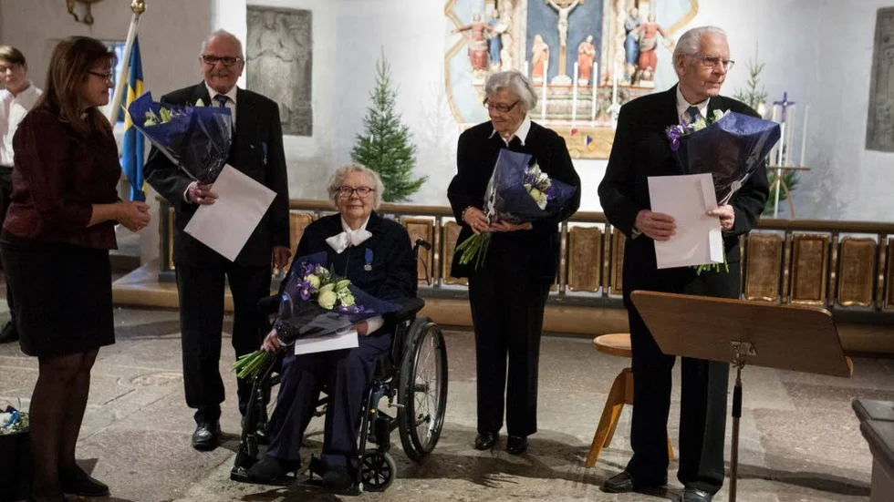 HEDRADE. Krigsveteranderna Tauno Nikku, Eeva Karjalainen, Ulla Nikku och Niilo Nikku blev hedrade med bland annat tal och blommor.