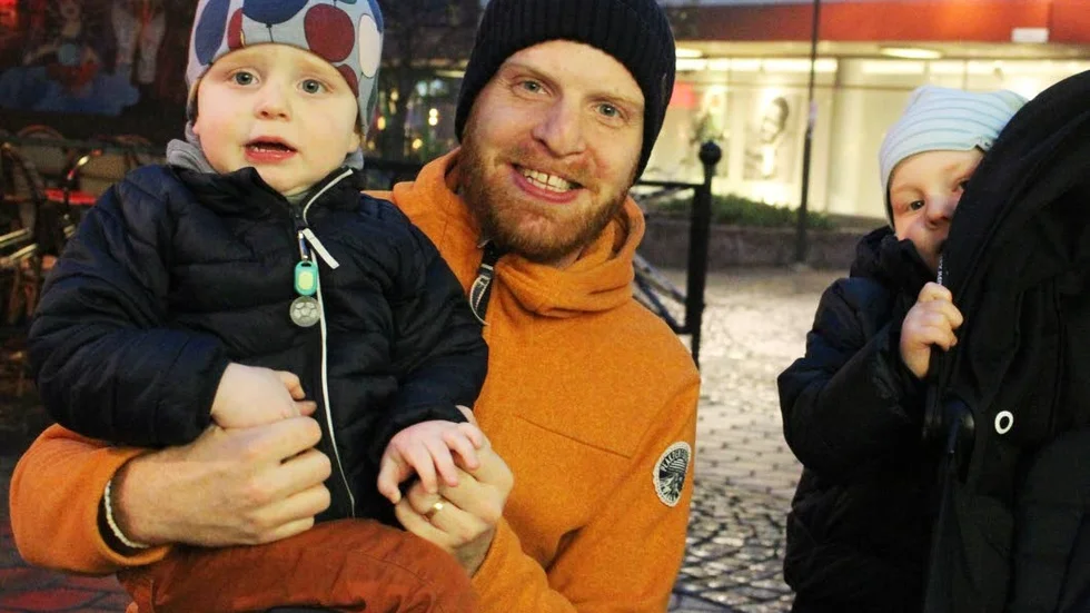 Johan Wändesjö är föräldraledig med sönerna Wilmer och Melker.  - Jag kommer att ta ut ungefär ett halvår. Jag är emot att man vill reglera det. Jag tror att det kommer bli mer jämställt över tid, det är en generationsfråga. För oss i familjen handlar det om att maximera tiden som vi kan vara tillsammans med våra barn, säger han.