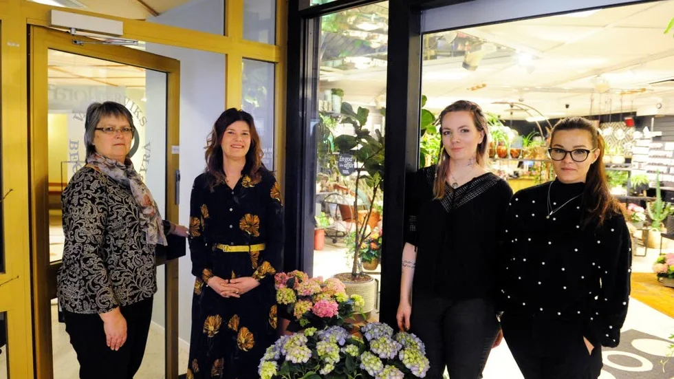 Västerviks begravningsbyrå och blomsteraffären Ett strå vassare har samma chef. Nu flyttar begravningsbyrån in vägg i vägg med Ett strå vassare.  Liselotte Andersson arbetar på begravningsbyrån, i mitten står chefen Karin Englund och i blomsteraffärens entré står floristerna Pyttan Spets och Emeli Björkman.