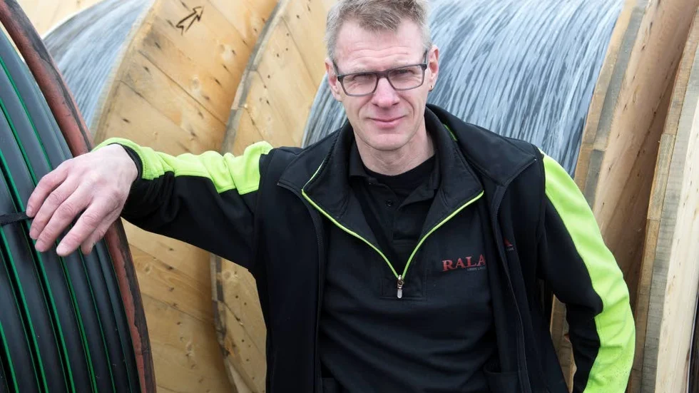 Trivs. Åke Lindén har jobbat med fiberkablar på företaget RALA i Skänninge i nio år. Ett val av jobb som han inte ångrar.
