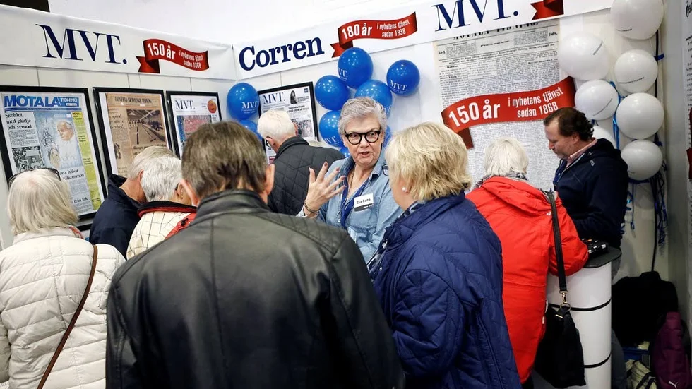 Eva- Lena Johansson bland besökare i Motala Vadstena Tidnings/Correns monter.