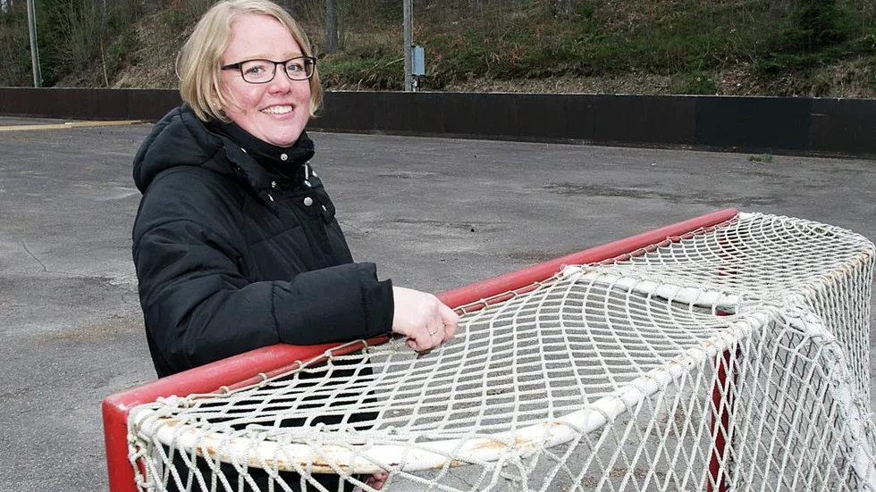 Elisabeth är inblandad i mycket som händer i Nykyrka. Här ses hon vid hockeyrinken som Nykyrka intresseförening sköter.