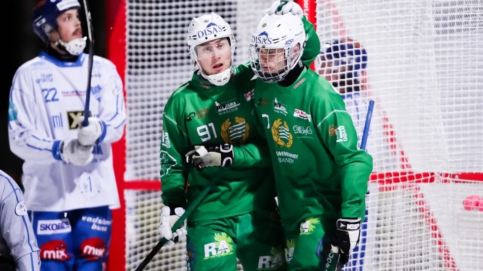 171117 Hammarbys Ilja Grachev och Jesper Jonsson jublar efter 3-0 under bandymatchen i Elitserien mellan Hammarby och Motala den 17 November 2017 i Stockholm. 
Foto: Kenta Jnsson / BILDBYRN / Cop 210