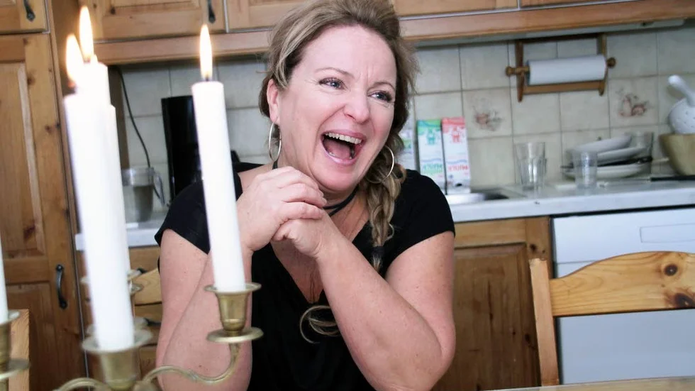 Social. Pernilla Bergendal lever för möten med kunderna på sin frisörsalong, och hämtar också energi ur musiken. Hon är med i en mängd olika musikaliska sammanhang.