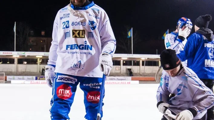 Besviket. Valeriy Klyushanov kliver med sänkt blick av isen på Zinkensdamm.