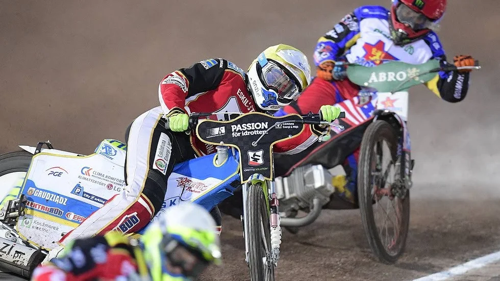 Krzysztof Buczkowski här i gul hjälm i SM-finalen mot Dackarna. Nästa år kommer han att köra för Västervik.