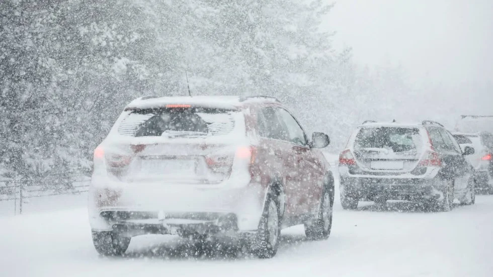Under söndagskvällen och natten mot måndagen drar snö in över länet.