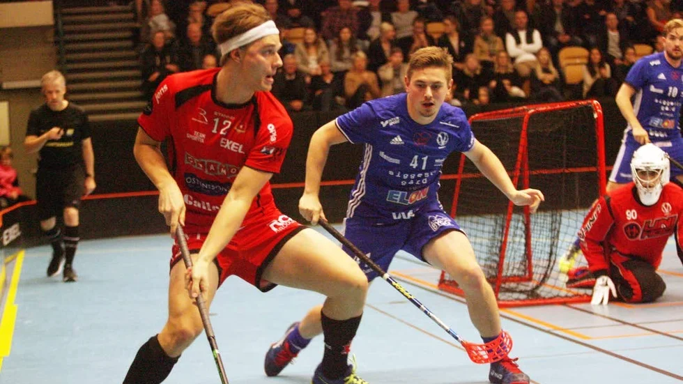 SPELAR. Anfallaren Joel Hermansson har varit krasslig, men spelar för Solfjäderstaden borta mot Värmdö i ettan på lördagen. Hemma i Motala vann Fjädern, 6–4 i höstas.