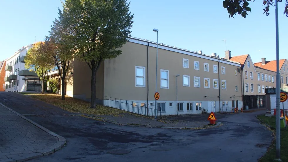 Gamla Centrumgården kan snart vara ett minne blott. Det nya förslaget, som godkändes av miljö- och byggnadsnämnden, avser ett flerbodstadshus med 21 stycken lägenheter.