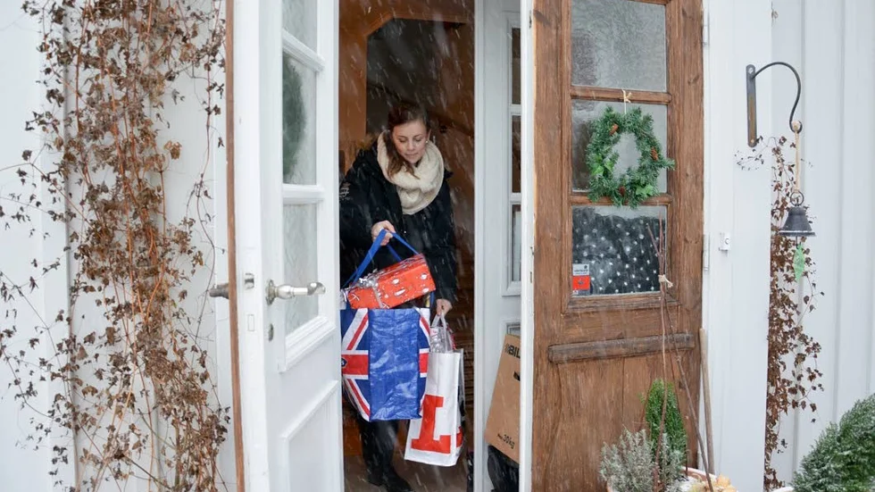 Hela hallen hos Emelie Engberg var på lördagsmorgonen fylld av julklappar.