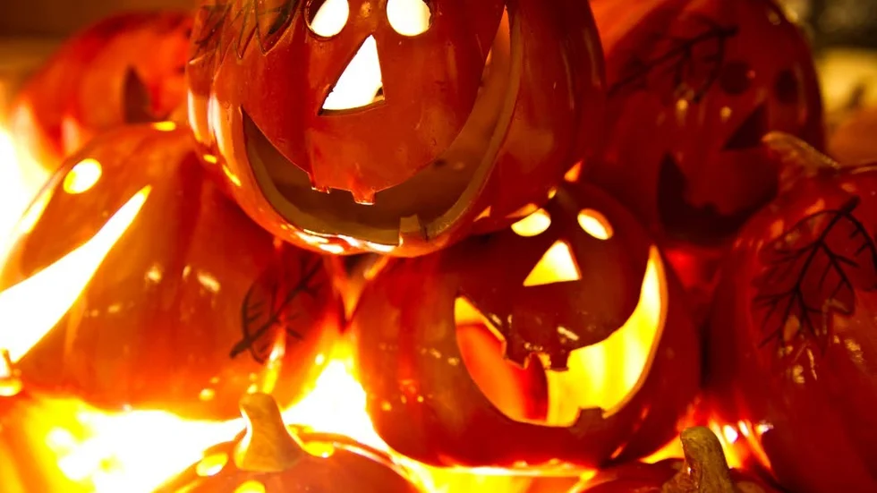 Halloween. Till Puls halloweenfest är inga personer som är utklädda till clowner välkomna.