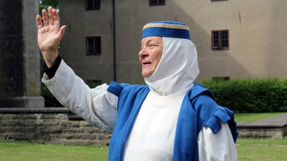 Heliga Birgitta (Ingegerd Lindaräng) berättar om sina uppenbarelser.