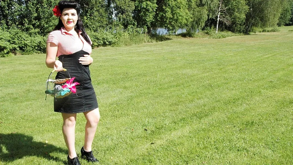 Ros i håret. Mathilda lägger ned mycket tid på sitt utseende.