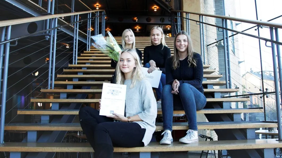 UF-företaget A piece of cake prisades för bästa årsredovisningen. Madeleine Icardi (t v) och Sofia Fahlström längst fram. Bakom dem Kajsa Zeijlon (t v) och Emelie Leskelä.