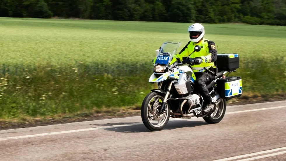 Motorcykeln som Anreas åker på är en allroundmodell som går lika bra på asfalt som på grus.