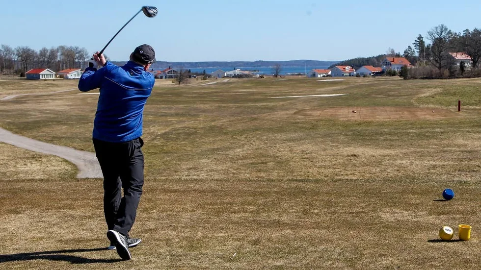 Mauritzberg hål nummer 6. Otroligt vacker vy ner mot havet och de nybyggda villorna. Annars ett ganska enkelt hål. Om man slår rakt.