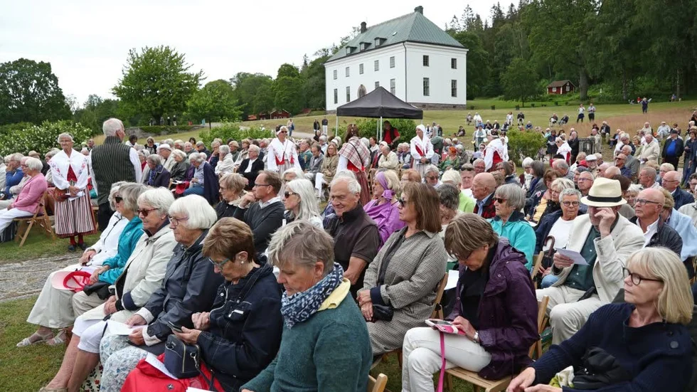 Uppskattningsvis 400 personer kom till ceremonin.
