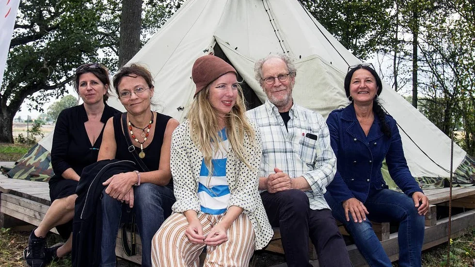 I helgen var det träff inför nästa års skulpturer i parken. . Projektledarna Ida Olai och Nada Tendzeric flankerar konstnärerna Eva Fornåå, Maria Segersäll och Per Josefsson. Hasti Radpoor saknas på bilden.