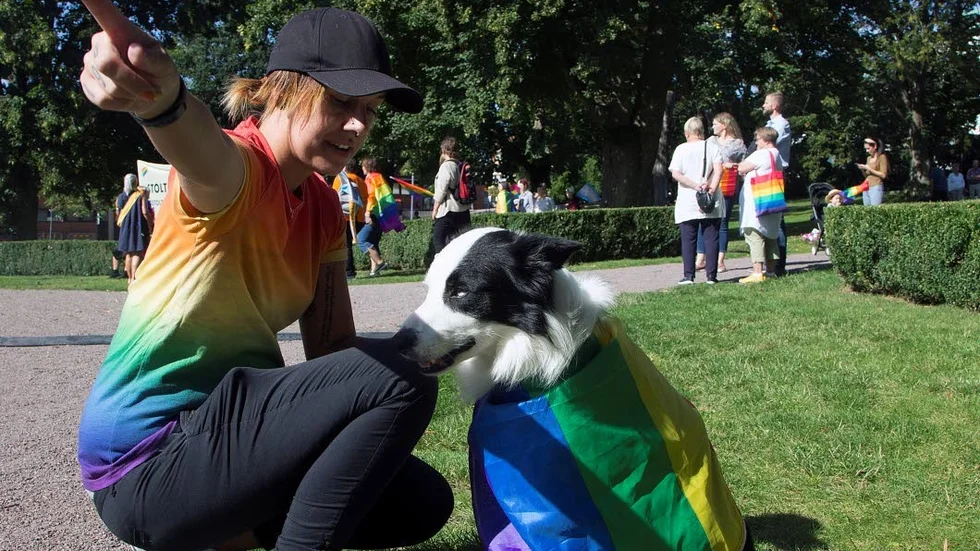 Mång, till och med hundar, var regnbågsklädda.