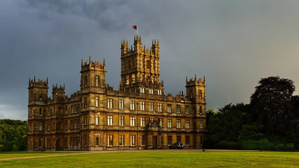 Highclere Castle. Slottet där tv-serien ”Downton Abbey” spelas in har blivit en känd siluett för fans av brittiska kostymdramer.