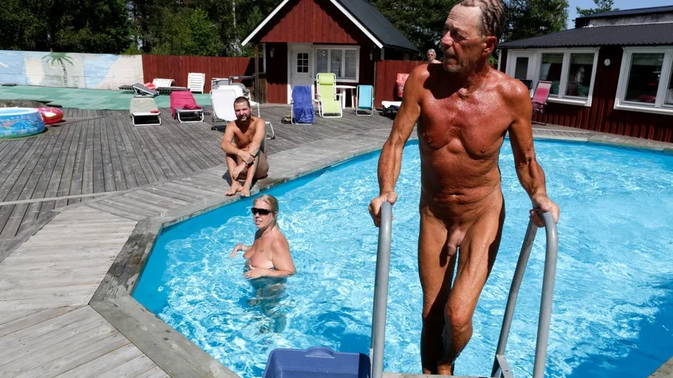 Bad. Gay Gustavsson har alltid levt som naturist.