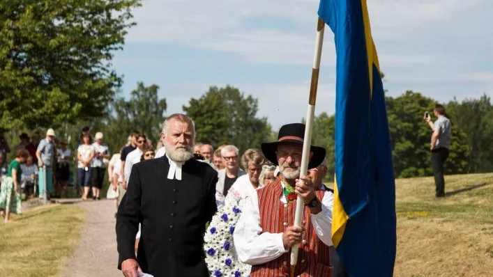 Stiftelsen Övralid i procession från herrgården ned till Heidenstams grav.