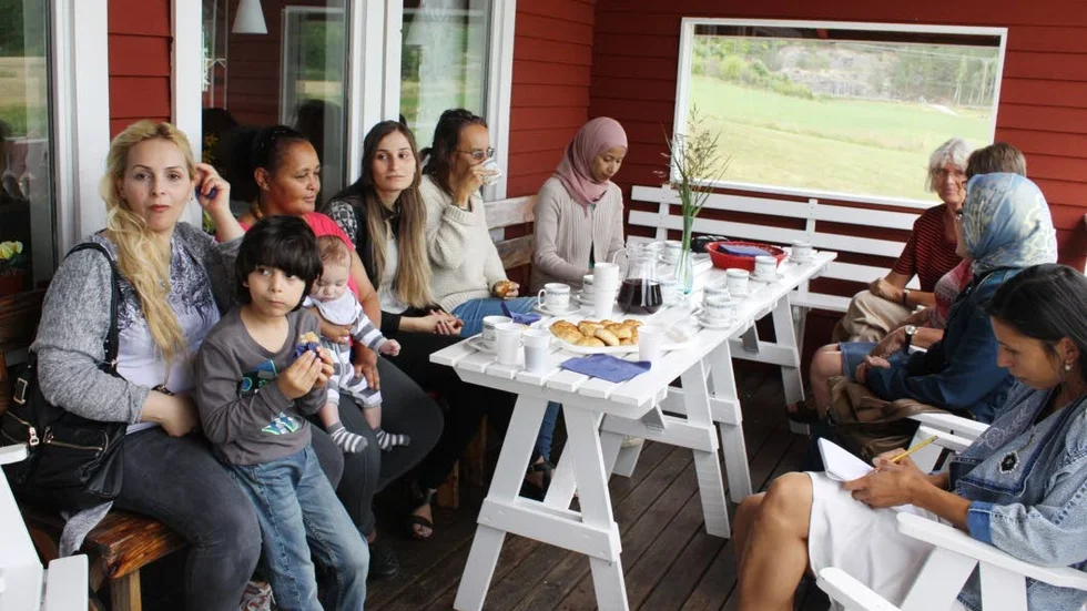 Kafferep. De nybakade bullarna gör succé på integrationscafét.
