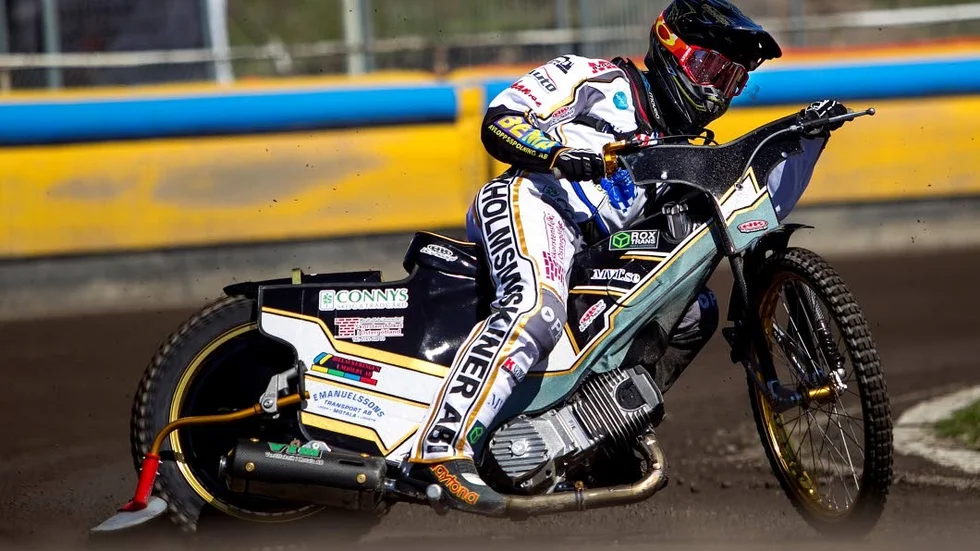 Sex månader efter sin svåra handskada gjorde Daniel Davidsson sitt första träningspass på speedwaycykeln.