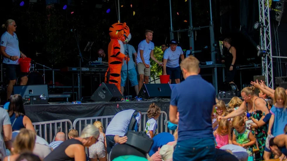 En Tiger anordnade godisregn när bandet hade spelat klart.