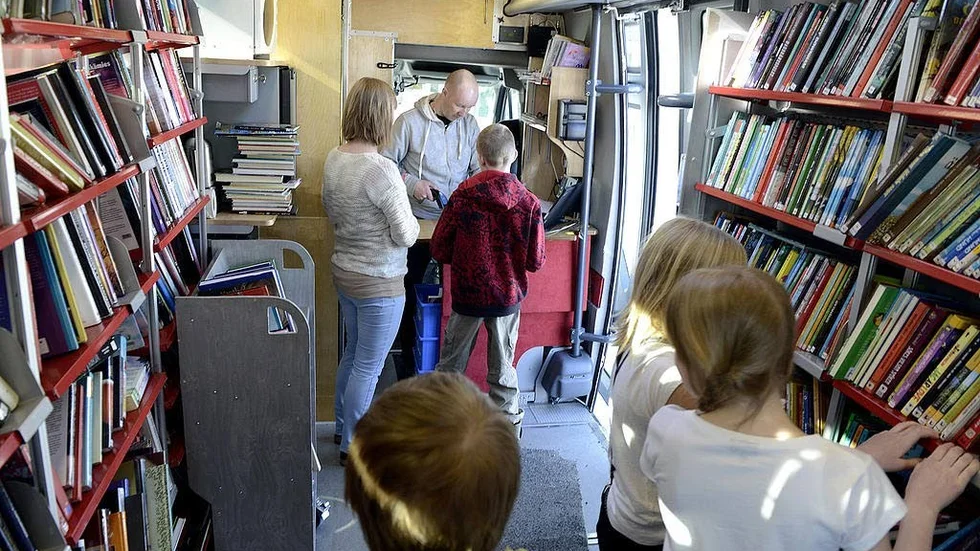 Bokbussar finns på olika håll i landet, bilden är till exempel från en bokbussen Övertorneå-Haparanda. I Motala är bokbussens framtid hotad.