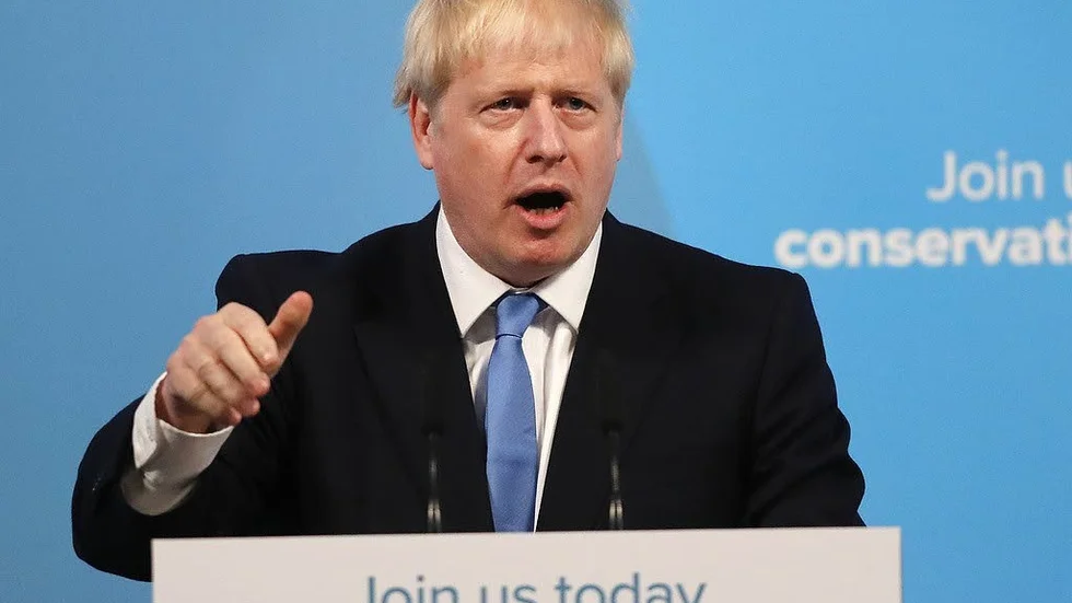 Boris Johnson, eller BoJo som han kallas, blir ny partiledare för Tories och Storbritanniens premiärminister.