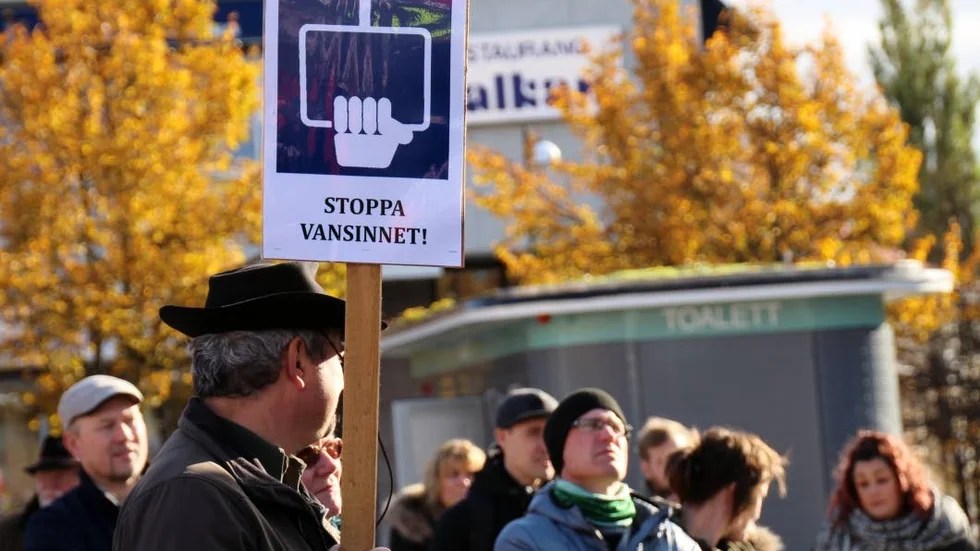 Nödbroms. Flera varianter av plakat med en hand som drar i nödbromsen och olika texter fanns i folkhavet.