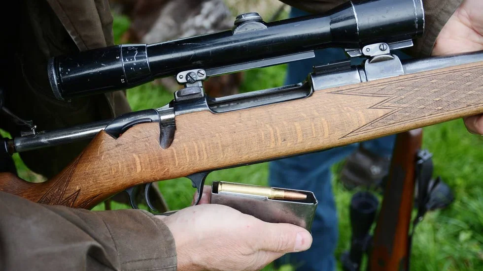Klass I-vapen. Säkerheten är viktig. Vapnet laddas först på passet.