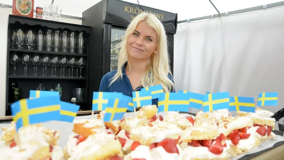 Alva Karlsson är glad att så många trotsat de mörka molnen och kommit för att fira midsommar vid Båtsmansgränd.