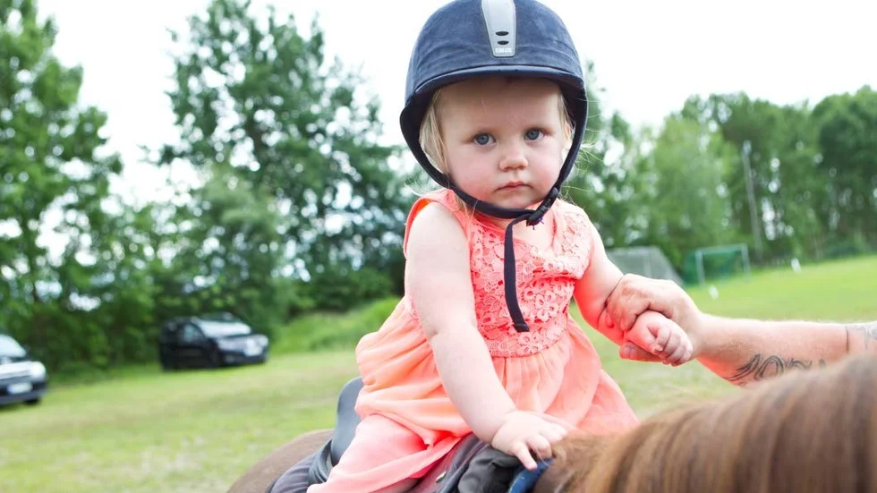 FULL FART FRAMÅT. Agnes, 1,5 år ville inte att ridturen skulle ta slut.