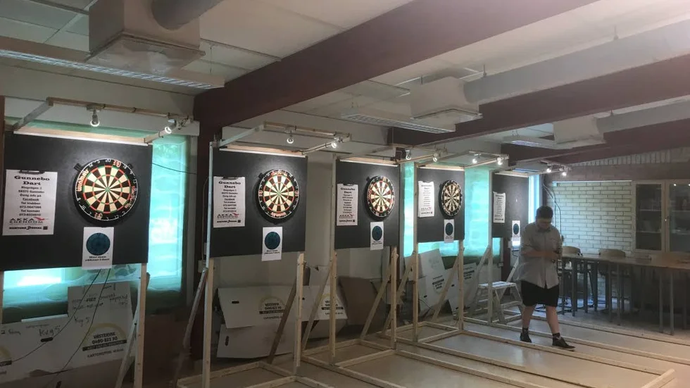 Franskasalen på "Ludde" fick bli dartbanor igår.