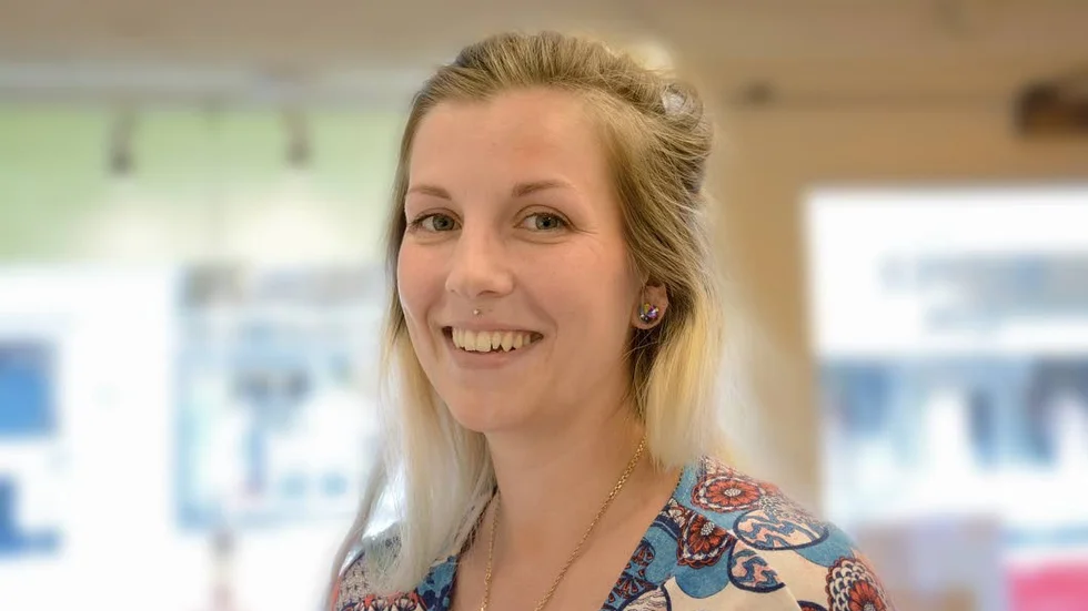 Elvira Östling började virka när hon pluggade till socionom, och sedan har hon fortsatt eftersom hon tycker det är så roligt.
