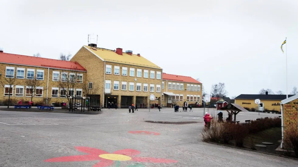 Man misstänker att någon gömt sig i skollokalerna.